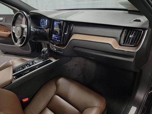 Used 2021 Volvo XC60 T5 Momentum image 22