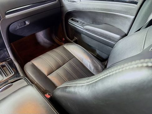 Used 2018 Chrysler 300 S w/ 300S Premium Group RWD image 25