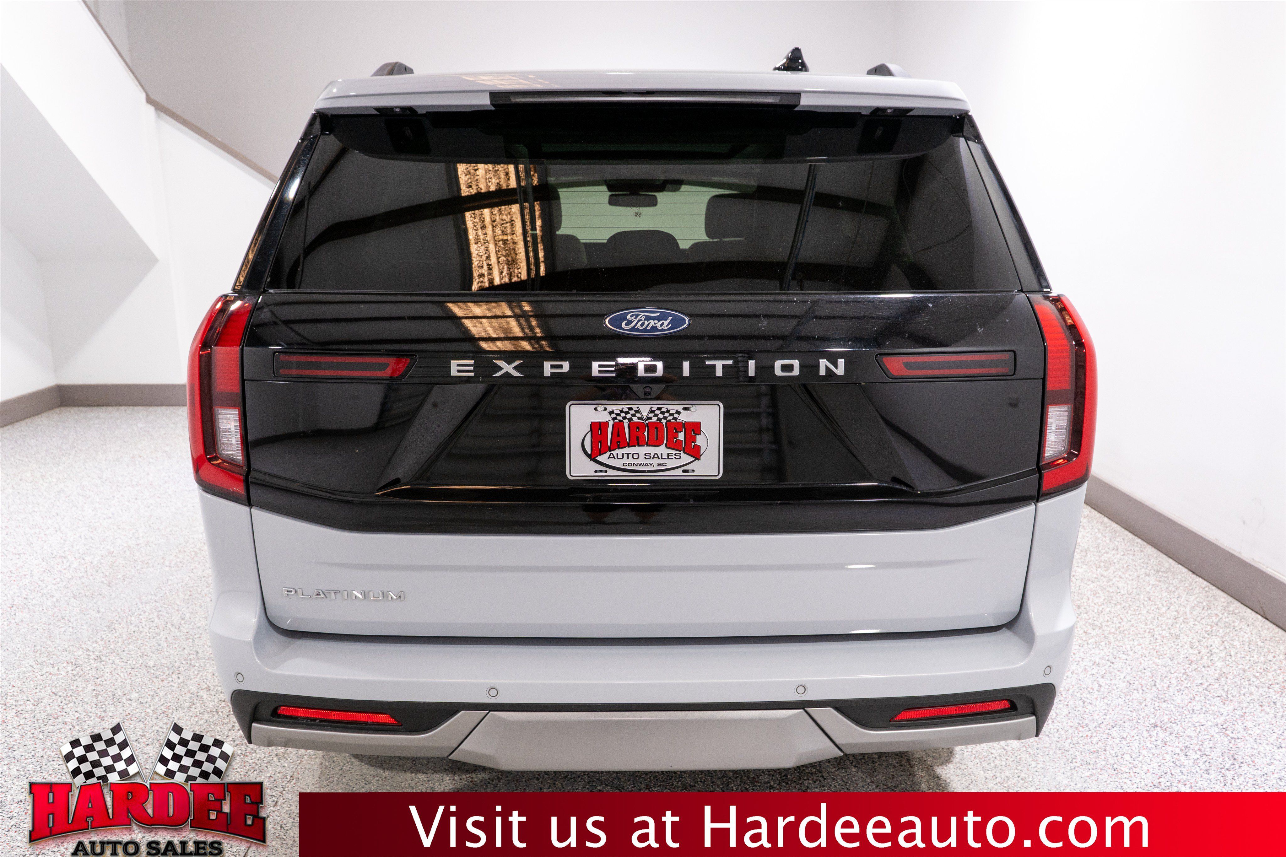 Used 2025 Ford Expedition Platinum w/ Driver's Package AWD/4WD image 4