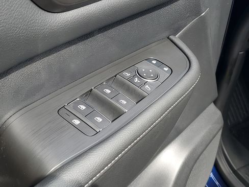 New 2025 Nissan Armada SL w/ Captain's Chari Seat Package image 17