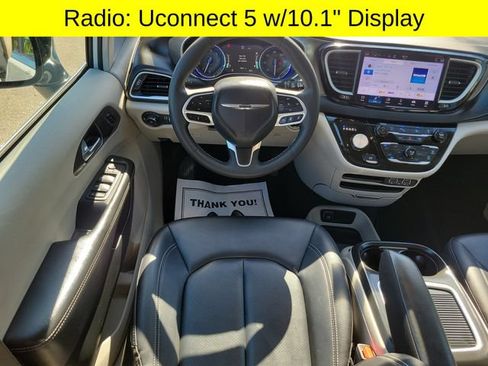 Certified 2024 Chrysler Pacifica Touring-L FWD image 9