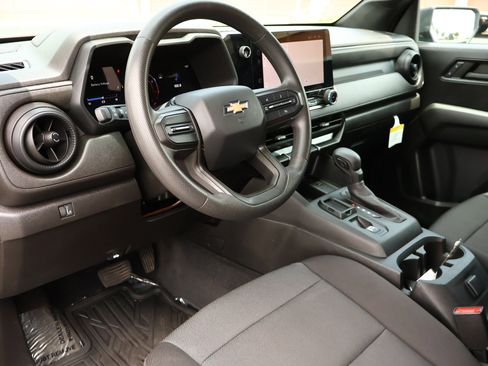 Used 2024 Chevrolet Colorado W/T RWD image 3