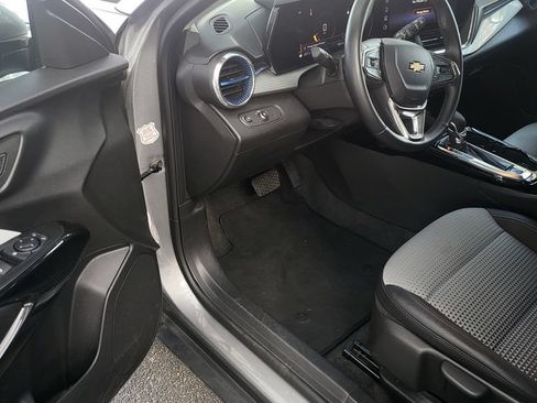 Used 2025 Chevrolet Trax LT w/ LT Convenience Package FWD image 3