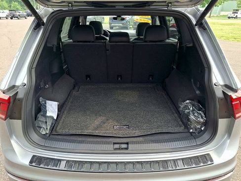 Used 2024 Volkswagen Tiguan SE R-Line AWD/4WD image 29