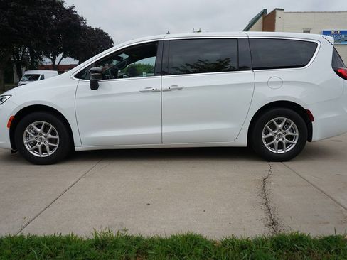 Used 2025 Chrysler Pacifica Select FWD image 4