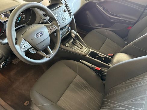 Used 2017 Ford Focus SE FWD image 4