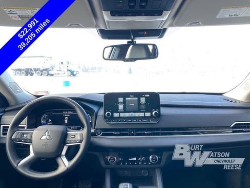 Used 2023 Mitsubishi Outlander SE image 16