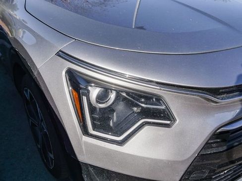 Used 2023 Kia Niro EX Touring image 3