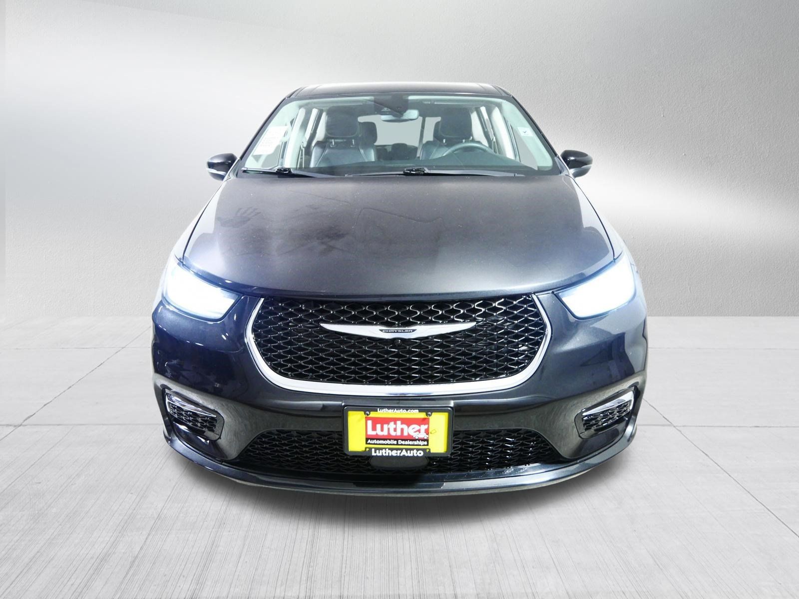 Used 2023 Chrysler Pacifica Touring-L FWD image 2