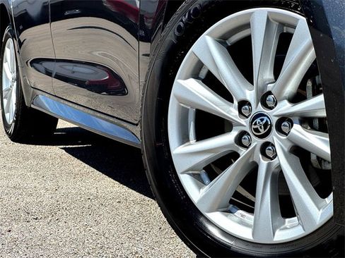 Used 2025 Toyota Corolla SE image 2