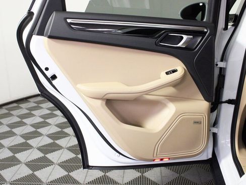 Certified 2025 Porsche Macan image 31