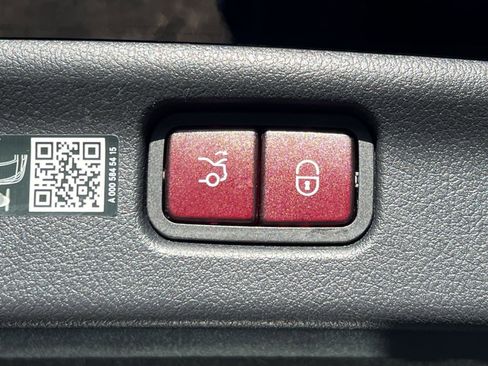 Used 2025 Mercedes-Benz C 300 4MATIC Sedan image 32