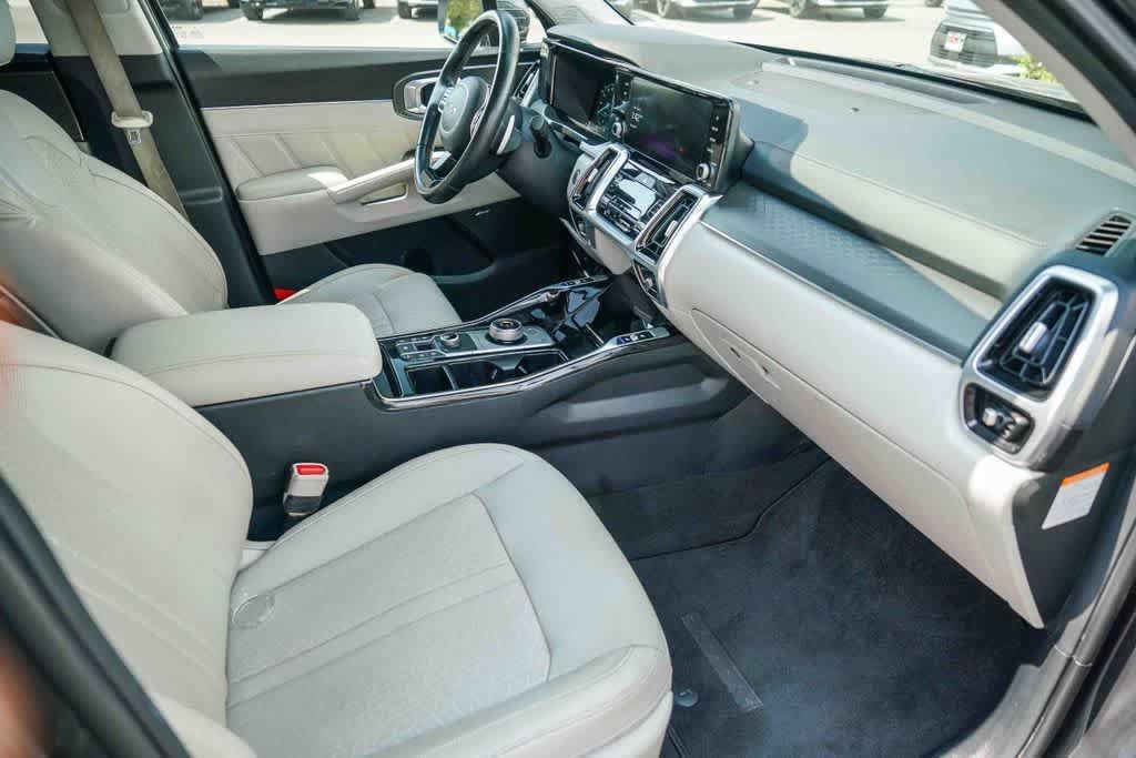 Certified 2022 Kia Sorento SX Prestige w/ Panoramic Sunroof Package AWD/4WD image 15