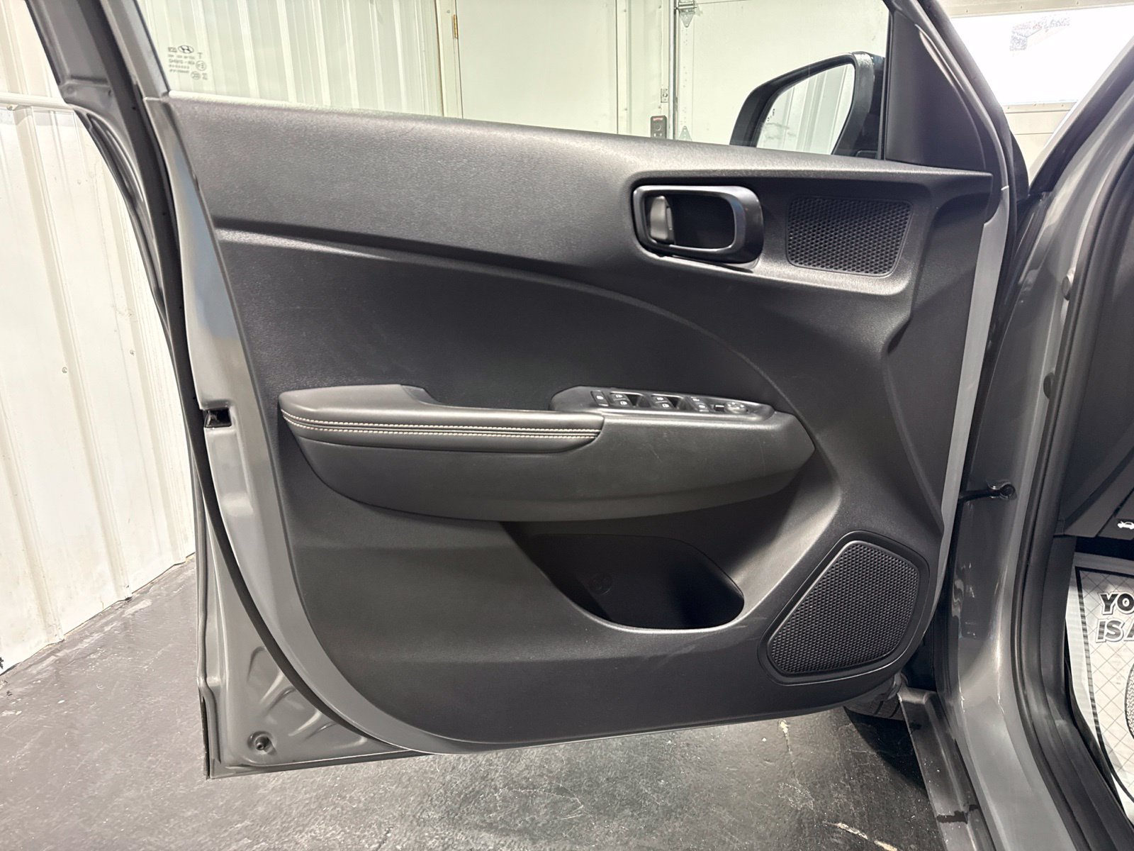Used 2022 Hyundai Venue Limited FWD image 21