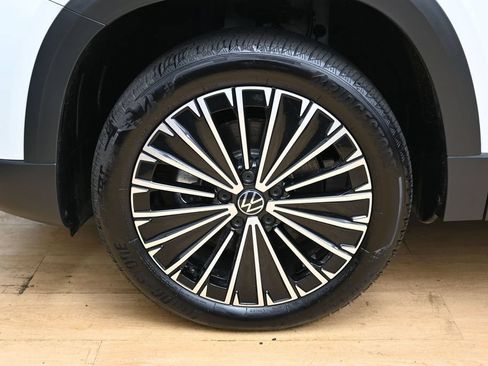 Used 2025 Volkswagen Taos SE FWD image 35
