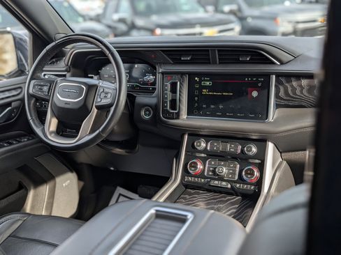 Used 2024 GMC Yukon Denali w/ Denali Reserve Package image 17
