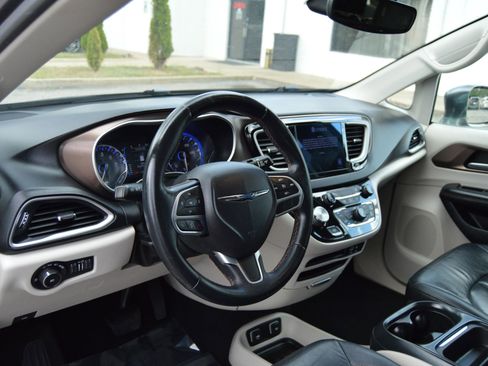 Used 2017 Chrysler Pacifica Touring-L image 8