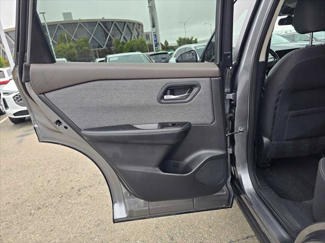 Used 2022 Nissan Rogue SV FWD image 16