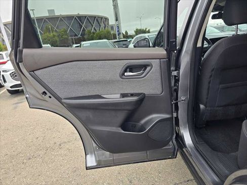 Used 2022 Nissan Rogue SV FWD image 16
