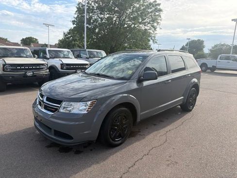 Used 2020 Dodge Journey SE FWD image 4