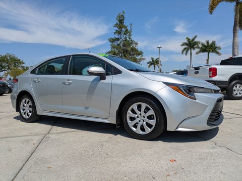 Used 2025 Toyota Corolla LE FWD image 2