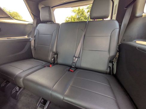 Used 2023 Chevrolet Traverse Premier FWD image 9