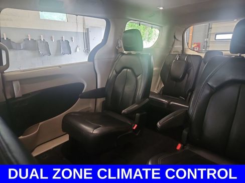 Used 2022 Chrysler Pacifica Touring-L FWD image 12