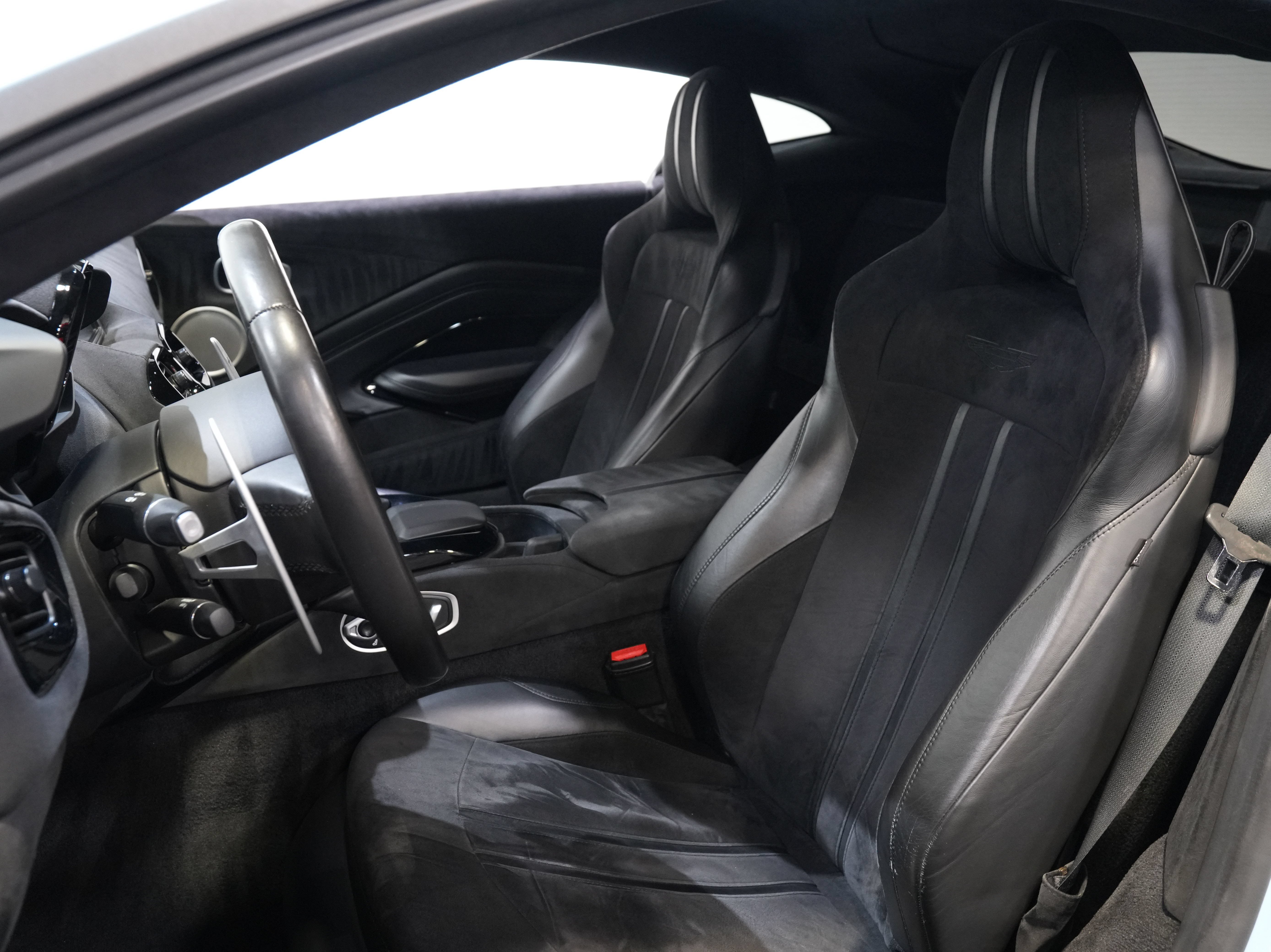 Used 2020 Aston Martin V8 Vantage Coupe RWD image 26