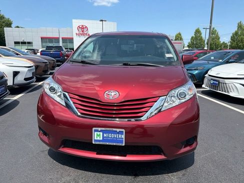 Used 2017 Toyota Sienna LE FWD image 2