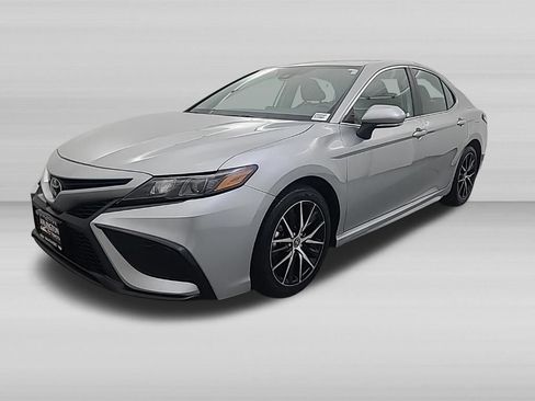 Used 2024 Toyota Camry SE FWD image 9