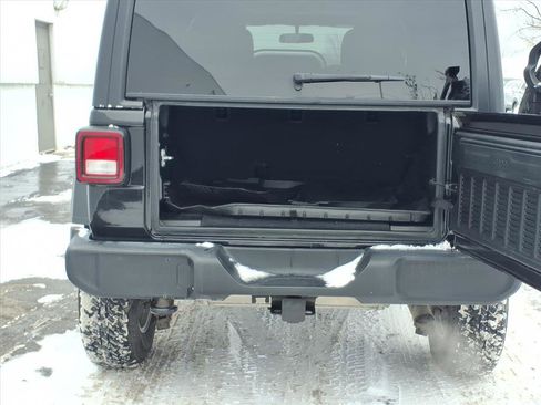 Used 2018 Jeep Wrangler Unlimited Sport S image 7