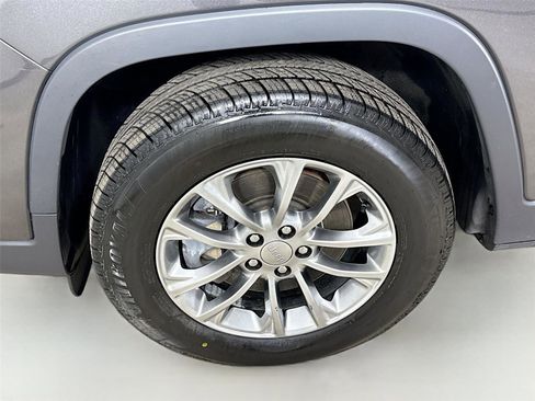 Used 2019 Jeep Cherokee Latitude Plus w/ Cold Weather Group AWD/4WD image 29