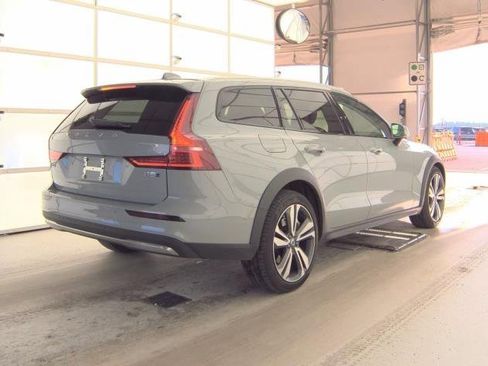 Certified 2025 Volvo V60 B5 Cross Country Plus image 4