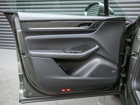 Certified 2025 Porsche Macan Electric RWD image 18