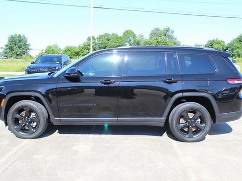 Used 2022 Jeep Grand Cherokee L Laredo image 2