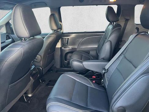 Used 2017 Toyota Sienna SE image 10
