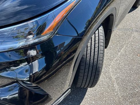 Used 2021 Toyota Highlander XLE AWD/4WD image 3