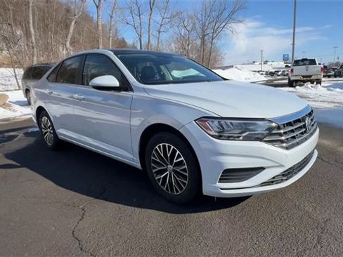 Used 2019 Volkswagen Jetta SE image 2