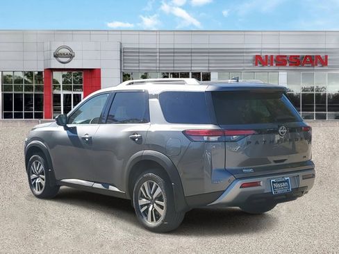 New 2025 Nissan Pathfinder SL w/ Black Appearance Package image 2