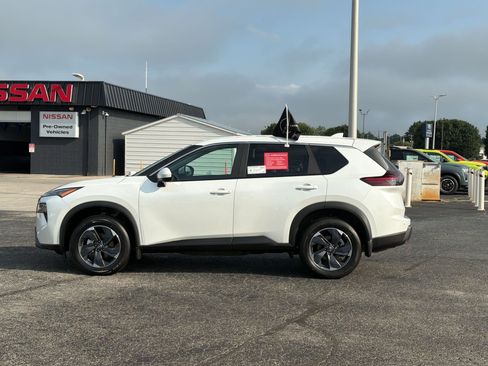 Used 2026 Nissan Rogue SV FWD image 3