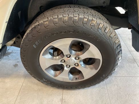 Used 2017 Jeep Wrangler Unlimited Sahara w/ Connectivity Group image 9