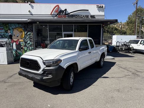 Used 2017 Toyota Tacoma SR RWD image 1