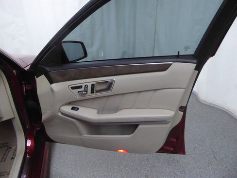 Used 2014 Mercedes-Benz E 350 4MATIC Sedan image 29
