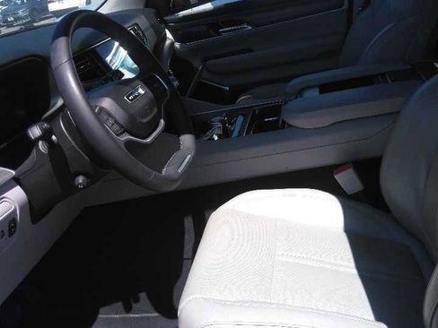 Used 2024 Jeep Wagoneer Series III AWD/4WD image 9
