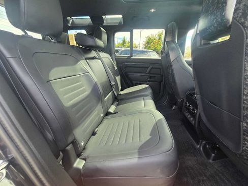 Used 2025 Land Rover Defender 110 AWD/4WD image 12