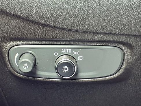 Used 2022 Chevrolet Equinox LT w/ Driver Convenience Package image 18