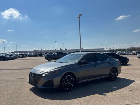 Certified 2023 Nissan Altima 2.5 SR w/ SR Premium Package FWD image 11