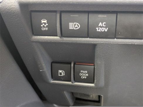 Used 2022 Toyota Sienna XSE image 29