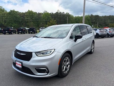 Used 2024 Chrysler Pacifica Limited FWD image 7