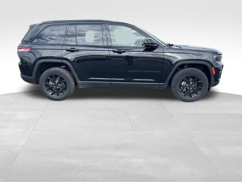 Used 2025 Jeep Grand Cherokee Altitude AWD/4WD image 4